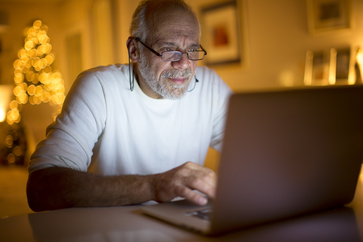 Senior używający laptopa