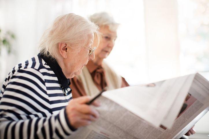 babcia czyta gazetę